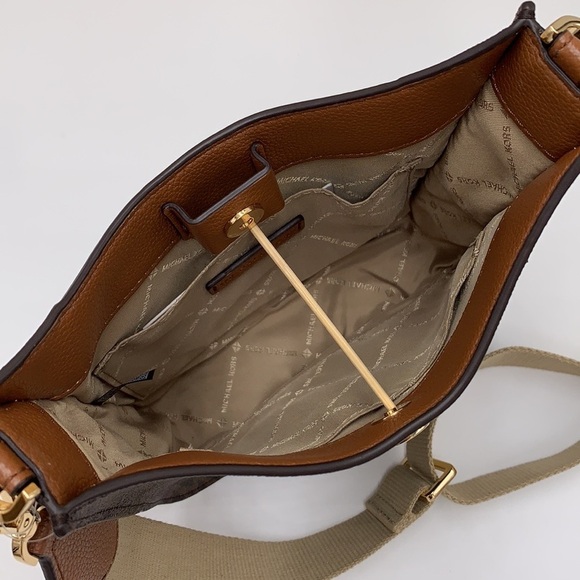 MICHAEL KORS
Briley Small Logo Messenger Bag Brown signature color - Picture 13 of 15